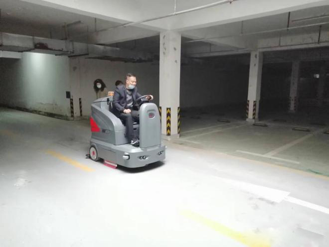 东城小区物业保洁不用人力改用驾驶式洗地机了